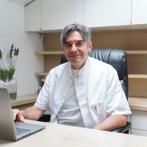 Dr. Vlaho Šapro za stolom